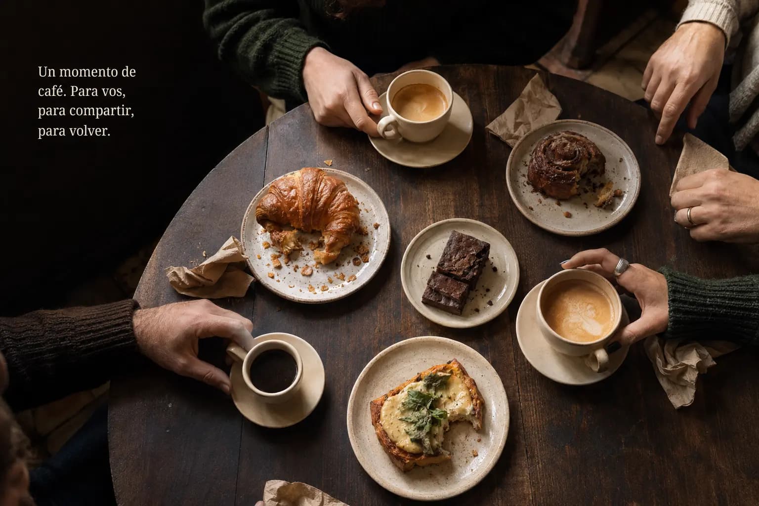 Una mesa compartida con café, pastelería y opciones saladas